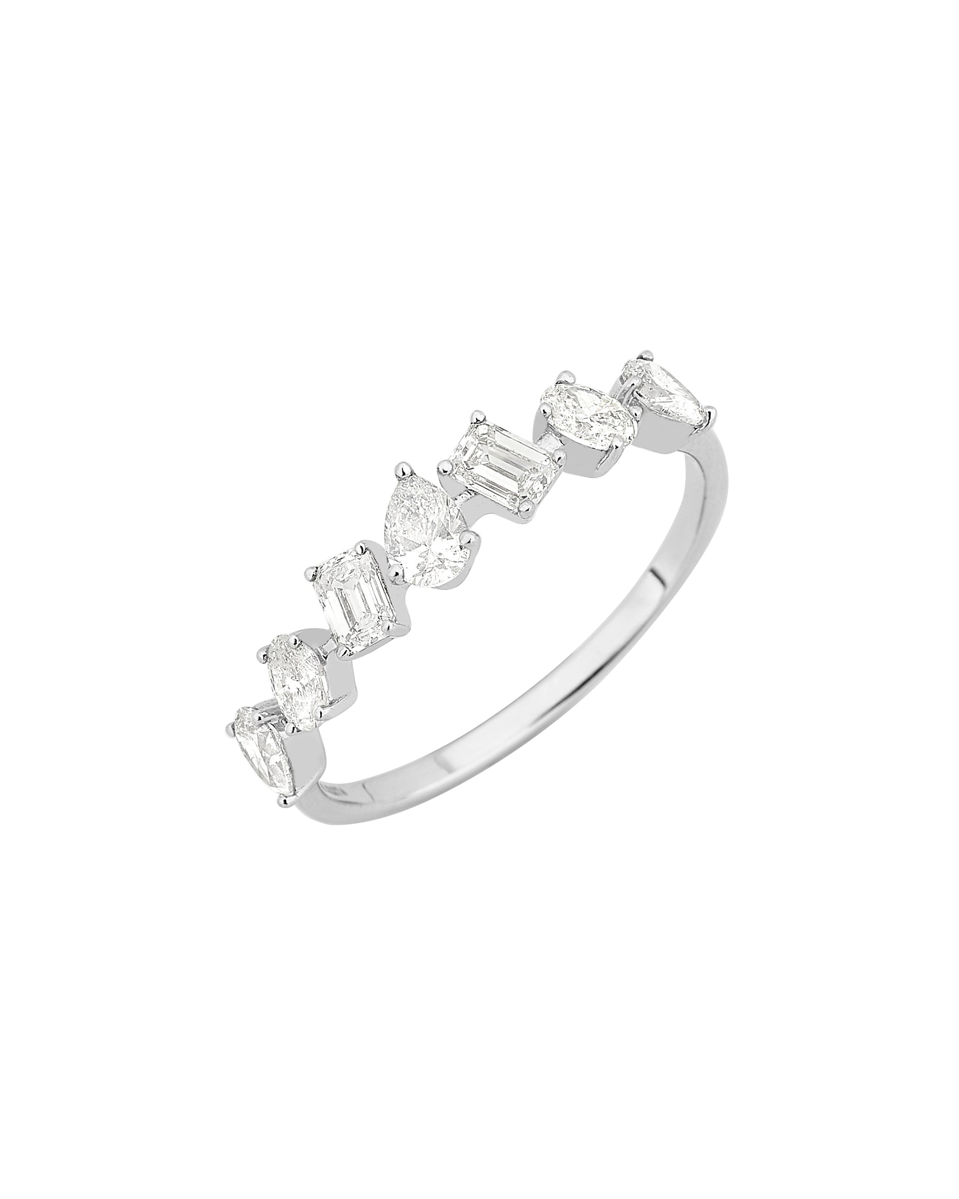 Anel com Diamantes em Diferentes Lapidações