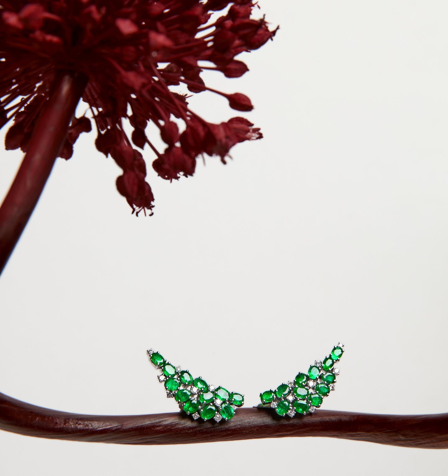 Ear Cuff em Esmeraldas e Diamantes